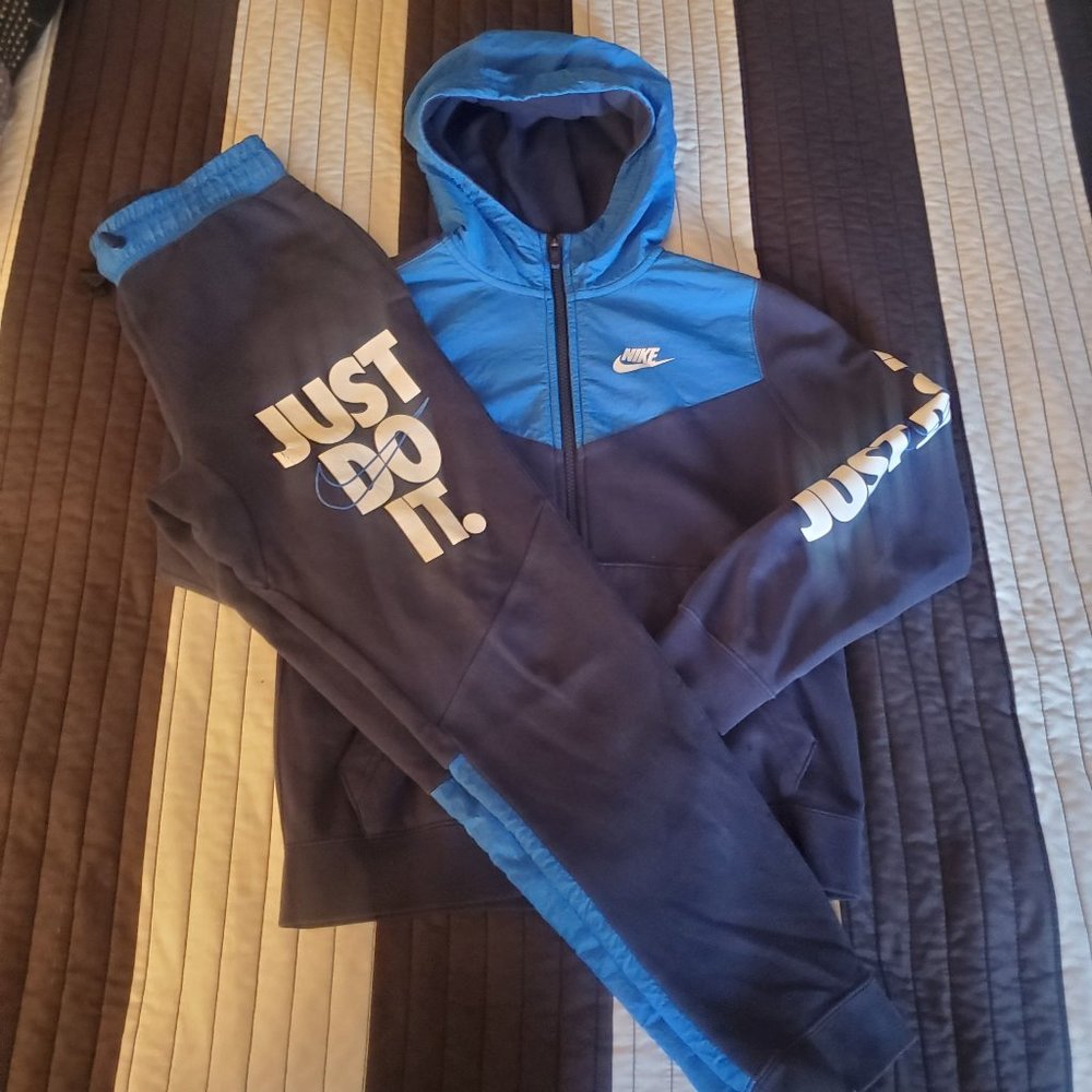 Nike sweatsuit big boys size M